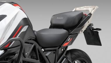 Benelli TRK 702 2025: sella passeggero e portapacchi sono stati rivisti