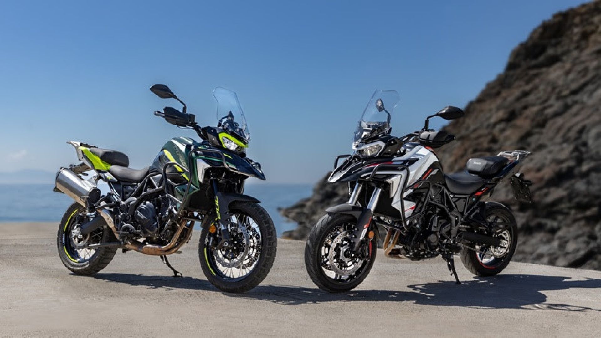 Coppia Borse Laterali GIVI EA101C 30L Per Benelli TRK 702 X - Impermeabili, Espandibili, Montaggio A Cinghie, Incl. Copertine Pioggia