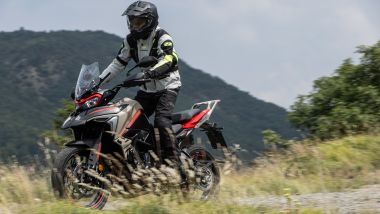 Benelli TRK 702X: se la cava bene anche sul leggero fuoristrada