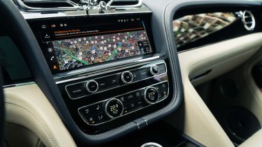 Bentley Bentayga Hybrid: il display da 10,9'' dell'infotainment e i comandi per radio e clima