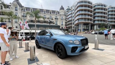 Bentley Bentayga Hybrid: passerella glamour davanti all'Hotel de Paris