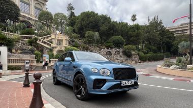 Bentley Bentayga Hybrid: sull'iconica curva dell'Hotel Fairmont (ex Loews)
