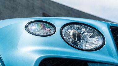 Bentley Bentayga Hybrid: un dettaglio dei preziosi fari con motivo a cristalli