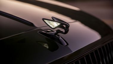 Bentley Flying Spur Hybrid: lo stemma illuminato