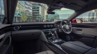 Bentley Flying Spur V8: gli interni, abitacolo anteriore