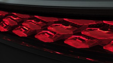 Bentley: il motivo a rombi replicato nei fanali a LED della Torcal elettrica