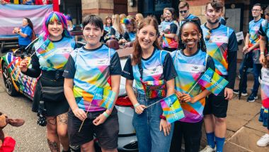 Bentley per la comunità LGBTQ+: alcuni dei dipendenti di Bentley presenti al Pride di Manchester