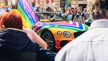 Bentley per la comunità LGBTQ+: la Continental GTC al Manchester Pride