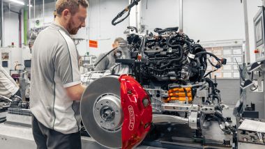 Bentley Ultra Performance Hybrid, un operaio al lavoro sul motore termico