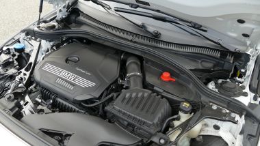 BMW 118i Sport DCT: il motore tre cilindri turbo in posizione trasversale