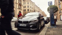 BMW 225xe Active Tourer 2019: autonomia aumentata in elettrico