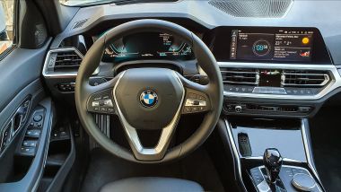 BMW 330e Sport 2020, il posto di guida