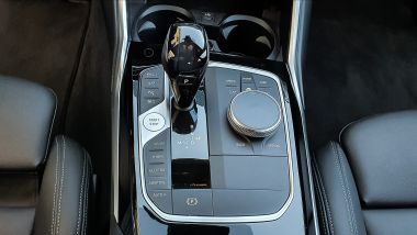 BMW 330e Sport 2020, la leva del cambio automatico