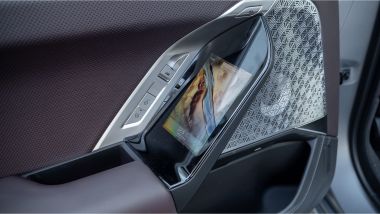 BMW 750e xDrive, i touch screen da 5,5 pollici nei pannelli porta posteriori