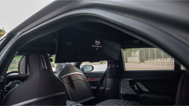 BMW 750e xDrive, lo schermo TV BMW Theatre Screen da 31 pollici in posizione