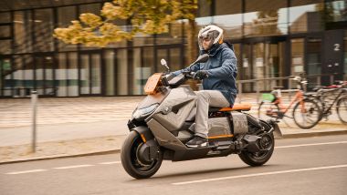 BMW CE 04 2021: lo scooter elettrico è guidabile anche con patente A1