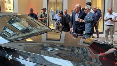 BMW e AC Milan: il presidente di BMW Italia, a dx, mostra al presidente di AC Milan la M2