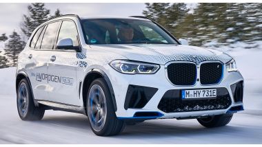 BMW e l'idrogeno: il SUV iX5 Hydrogen durante i test dinamici
