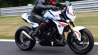 BMW F 900 R: in UK diventa una moto da corsa