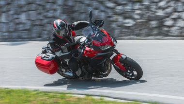 BMW F 900 XR: tra le curve è stabile, precisa, rassicurante e ricca di coppia. Limitata la distanza tra sella e pedane