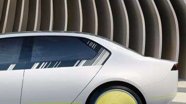 BMW i Vision DEE: al CES 2023 il concept con spunti di design ispirati al passato