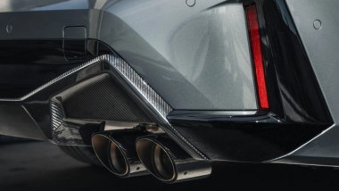 BMW i3 e Serie 3: i terminali di scarico rivestiti in carbonio della berlina con motore a benzina