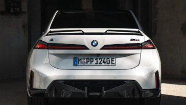 BMW i3 e Serie 3: la coda dell'elettrica con lo spoiler sdoppiato sul cofano bagagli