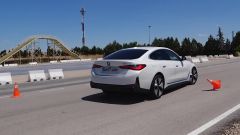 Video: la BMW i4 elettrica fallisce il test dell'alce