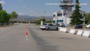 BMW i4 eDrive40 va in testacoda nella prova di slalom con il controllo di stabilità spento
