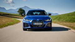 BMW i4 M50 Sport: motori, autonomia e prezzi in video