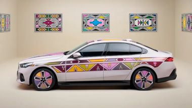 BMW i5 Flow Ostokana: la berlina elettrica con la sua carrozzeria multicolore
