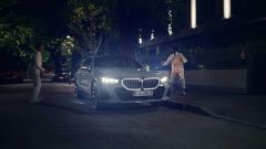 BMW i5 come Tesla: registra i ladri in azione. Il video