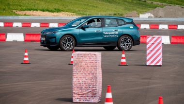 BMW iDrive 9 CES 2024: il SUV elettrico iX durante le prove di parcheggio da remoto