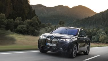 BMW investe nell'elettricità: il SUV iX, punta di diamante della gamma BEV di Monaco
