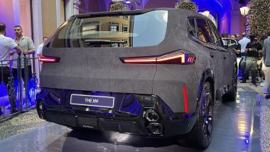 BMW Italia e Alcantrara: molto originale l'effetto visivo del pregiato materiale che riveste il SUV