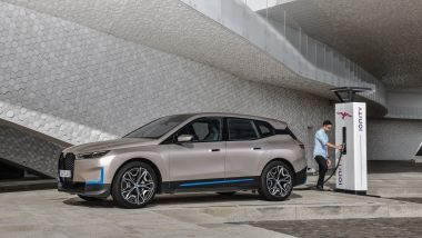 BMW iX 2021: ricarica rapida fino a 200 kW 