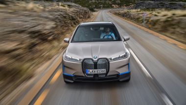 BMW iX 2021: visuale frontale dall'alto