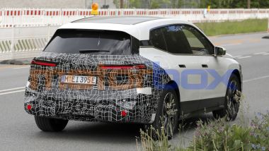 BMW iX 2025: arriva l'anno prossimo il maxi SUV elettrico aggiornato