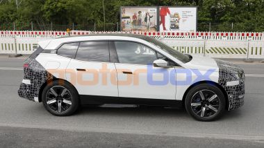 BMW iX 2025: cambia davanti e dietro ma debuttano anche motori più efficienti