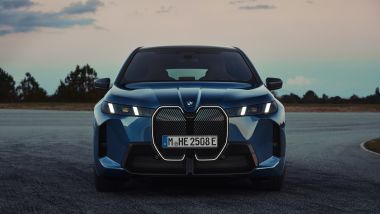 BMW iX 2025 xDrive 60, il frontale con il doppio rene Iconic Glow