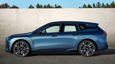 BMW iX 2025 xDrive 60, vista laterale