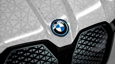 BMW iX Flow: un dettaglio della verniciatura digitale applicata sul SUV tedesco