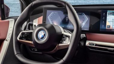BMW iX: i comandi del cruise control sono sulla razza sinistra del volante