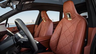 BMW iX: i lussuosi interni dello sport utility BEV di Monaco