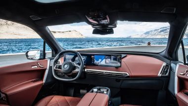 BMW iX M60: in abitacolo regnano tecnologia e lusso