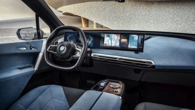 BMW iX xDrive40: gli interni