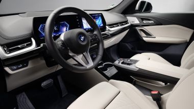BMW iX1, gli interni