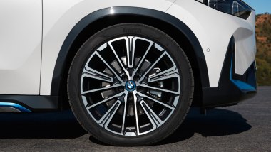 BMW iX1: il cerchio in lega leggera da 20'', bello ma meno efficiente in termini di percorrenza