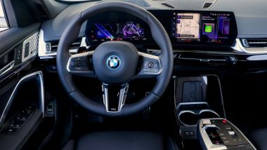 BMW iX1 xDrive30 Msport, il volante