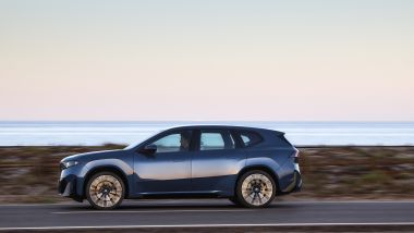 BMW iX3: arriva per prima la 50 xDrive con 469 CV e trazione integrale